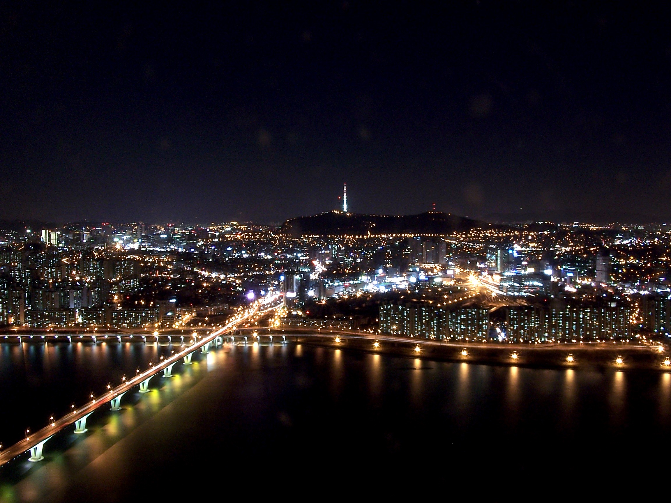 Seoul at night by Charles Lam - CC BY-SA 2.0